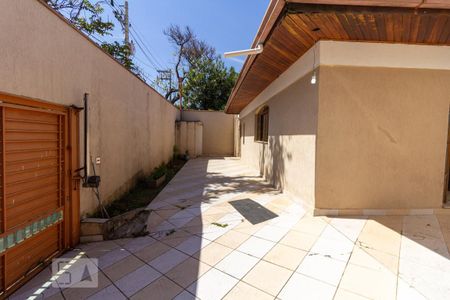 Casa à venda com 330m², 5 quartos e 6 vagasEntrada