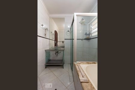 Casa à venda com 330m², 5 quartos e 6 vagasBanheiro Suíte 3