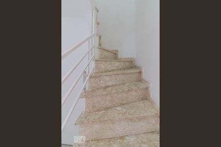 Escada de casa para alugar com 3 quartos, 112m² em Vila Paulistana, São Paulo