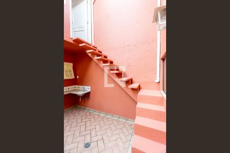 Casa para alugar com 90m², 3 quartos e 1 vaga Casa para alugar com 90m², 3 quartos e 1 vagaEscadas