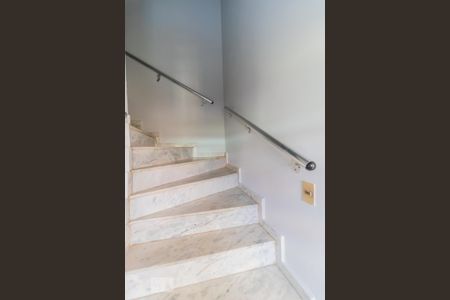 Casa para alugar com 80m², 2 quartos e 1 vagaEscada