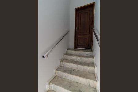 Casa para alugar com 80m², 2 quartos e 1 vagaEscada