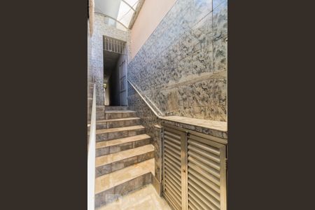 Casa para alugar com 80m², 2 quartos e 1 vagaEscada