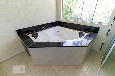 Casa de condomínio à venda com 425m², 4 quartos e 6 vagasBanheiro da suíte 1