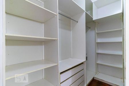 Casa de condomínio à venda com 425m², 4 quartos e 6 vagasCloset da suíte 2