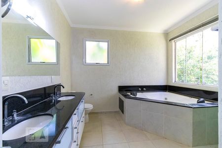 Casa de condomínio à venda com 425m², 4 quartos e 6 vagasBanheiro da suíte 1