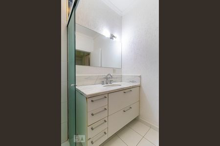 Casa de condomínio à venda com 425m², 4 quartos e 6 vagasBanheiro da suíte 3