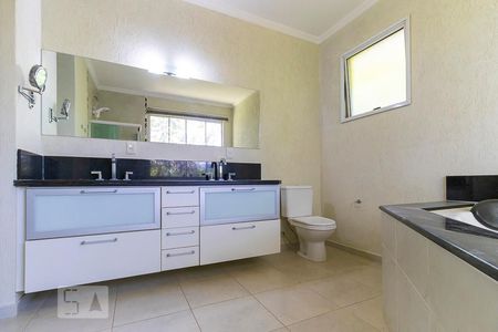 Casa de condomínio à venda com 425m², 4 quartos e 6 vagasBanheiro da suíte 1