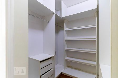 Casa de condomínio à venda com 425m², 4 quartos e 6 vagasCloset da suíte 1