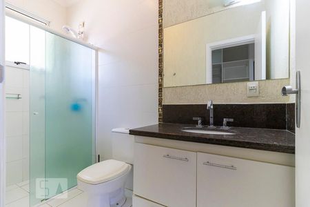 Casa de condomínio à venda com 425m², 4 quartos e 6 vagasBanheiro da suíte 2