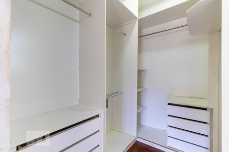 Casa de condomínio à venda com 425m², 4 quartos e 6 vagasCloset da suíte 3