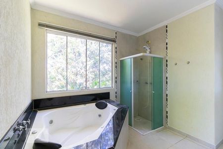 Casa de condomínio à venda com 425m², 4 quartos e 6 vagasBanheiro da suíte 1