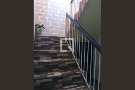 Casa à venda com 250m², 3 quartos e 2 vagas Casa à venda com 250m², 3 quartos e 2 vagasEscada