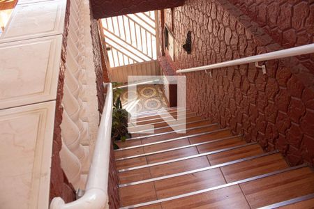 Casa à venda com 250m², 3 quartos e 2 vagas Casa à venda com 250m², 3 quartos e 2 vagasEscada