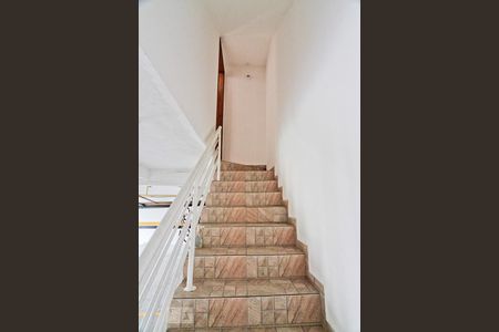 Casa de condomínio à venda com 140m², 3 quartos e 2 vagasEscada
