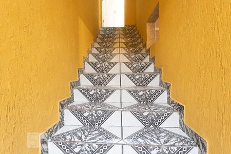 Casa à venda com 180m², 3 quartos e 2 vagas Casa à venda com 180m², 3 quartos e 2 vagasEscada para o piso lavanderia