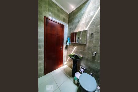 Casa para alugar com 250m², 3 quartos e 6 vagasBanheiro Social