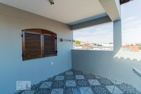 Casa à venda com 200m², 4 quartos e 4 vagas Casa à venda com 200m², 4 quartos e 4 vagasTerraço