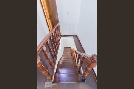 Casa à venda com 200m², 4 quartos e 4 vagas Casa à venda com 200m², 4 quartos e 4 vagasEscada