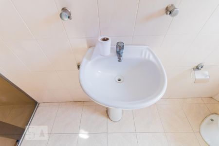 Casa à venda com 200m², 4 quartos e 4 vagas Casa à venda com 200m², 4 quartos e 4 vagasDetalhe banheiro