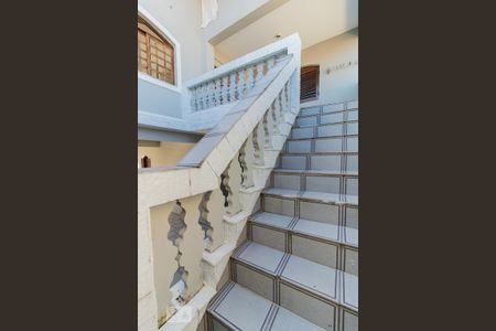 Casa à venda com 200m², 4 quartos e 4 vagas Casa à venda com 200m², 4 quartos e 4 vagasEscada