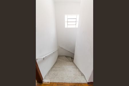 Casa à venda com 150m², 2 quartos e 2 vagasEscadas