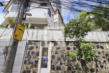 Casa para alugar com 105m², 2 quartos e 1 vaga Casa para alugar com 105m², 2 quartos e 1 vagaFachada da casa com placa