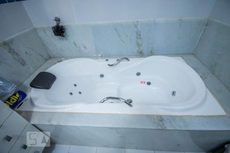 Casa à venda com 480m², 4 quartos e 9 vagasBanheiro da Suíte 1