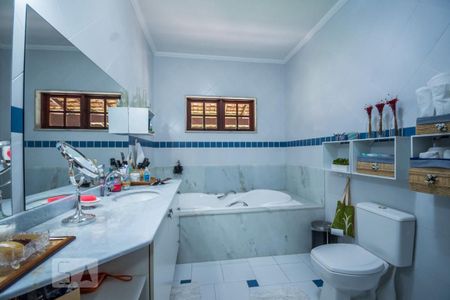 Casa à venda com 480m², 4 quartos e 9 vagasBanheiro da Suíte 1