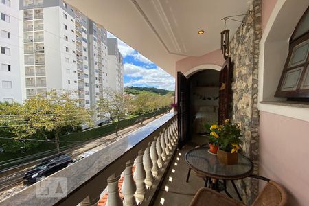 Casa para alugar com 405m², 3 quartos e 6 vagas Casa para alugar com 405m², 3 quartos e 6 vagasSacada