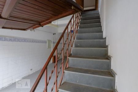 Escada de casa à venda com 2 quartos, 190m² em Vila Monumento, São Paulo