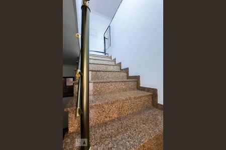 Casa à venda com 155m², 3 quartos e 2 vagas Casa à venda com 155m², 3 quartos e 2 vagasEscada