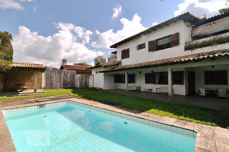 Casa à venda com 390m², 4 quartos e 5 vagas Casa à venda com 390m², 4 quartos e 5 vagasPiscina
