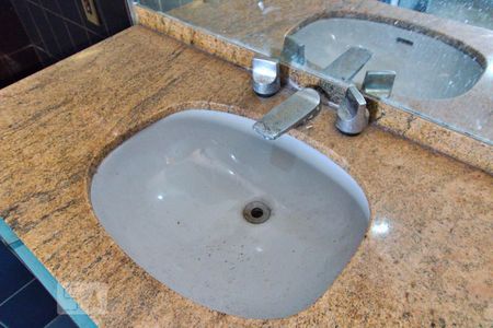 Casa à venda com 390m², 4 quartos e 5 vagas Casa à venda com 390m², 4 quartos e 5 vagasBanheiro da Suíte 2