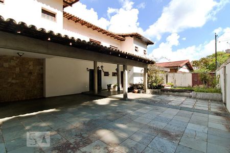 Casa à venda com 390m², 4 quartos e 5 vagas Casa à venda com 390m², 4 quartos e 5 vagasGaragem