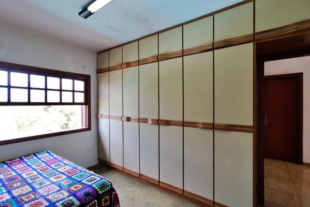 Casa à venda com 390m², 4 quartos e 5 vagas Casa à venda com 390m², 4 quartos e 5 vagasQuarto 3