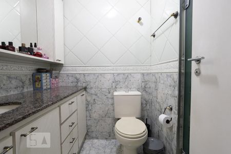 Banheiro social de apartamento à venda com 3 quartos, 70m² em Vila Ema, São Paulo