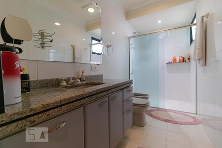 Apartamento à venda com 317m², 4 quartos e 4 vagasBanheiro da Suíte 01