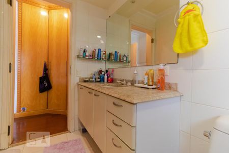 Apartamento à venda com 317m², 4 quartos e 4 vagasBanheiro da Suíte 02