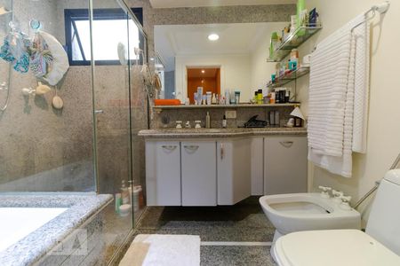 Apartamento à venda com 317m², 4 quartos e 4 vagasBanheiro da Suíte 04