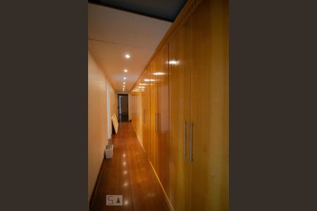 Apartamento à venda com 317m², 4 quartos e 4 vagasCorredor - Armários