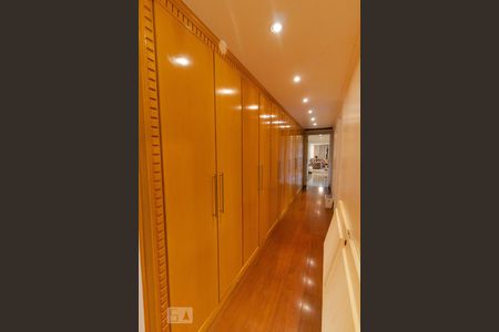 Apartamento à venda com 317m², 4 quartos e 4 vagasCorredor - Armários