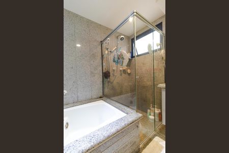 Apartamento à venda com 317m², 4 quartos e 4 vagasBanheiro da Suíte 04