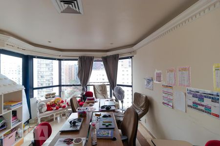 Sala de TV de apartamento à venda com 4 quartos, 317m² em Cambuí, Campinas