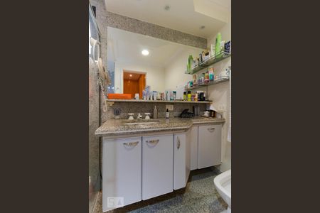 Apartamento à venda com 317m², 4 quartos e 4 vagasBanheiro da Suíte 04