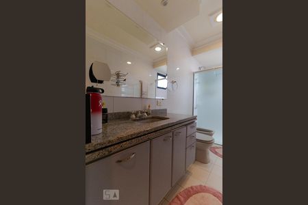 Apartamento à venda com 317m², 4 quartos e 4 vagasBanheiro da Suíte 01