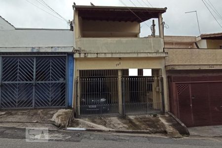 Casa à venda com 200m², 3 quartos e 2 vagas Casa à venda com 200m², 3 quartos e 2 vagasFachada