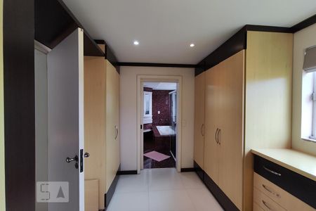 Casa à venda com 440m², 4 quartos e 3 vagas Casa à venda com 440m², 4 quartos e 3 vagasCloset da suíte