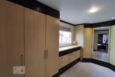 Casa à venda com 440m², 4 quartos e 3 vagas Casa à venda com 440m², 4 quartos e 3 vagasCloset da suíte