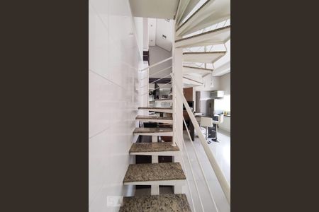 Casa à venda com 440m², 4 quartos e 3 vagas Casa à venda com 440m², 4 quartos e 3 vagasEscada da Academia